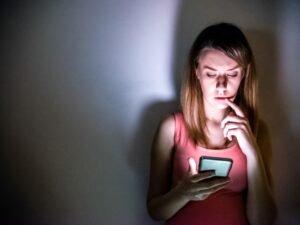 crecen los casos de vigilancia dentro de las parejas