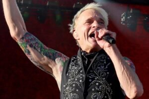 David Lee Roth Brings Back Rare Van Halen Gem on Opening Night
